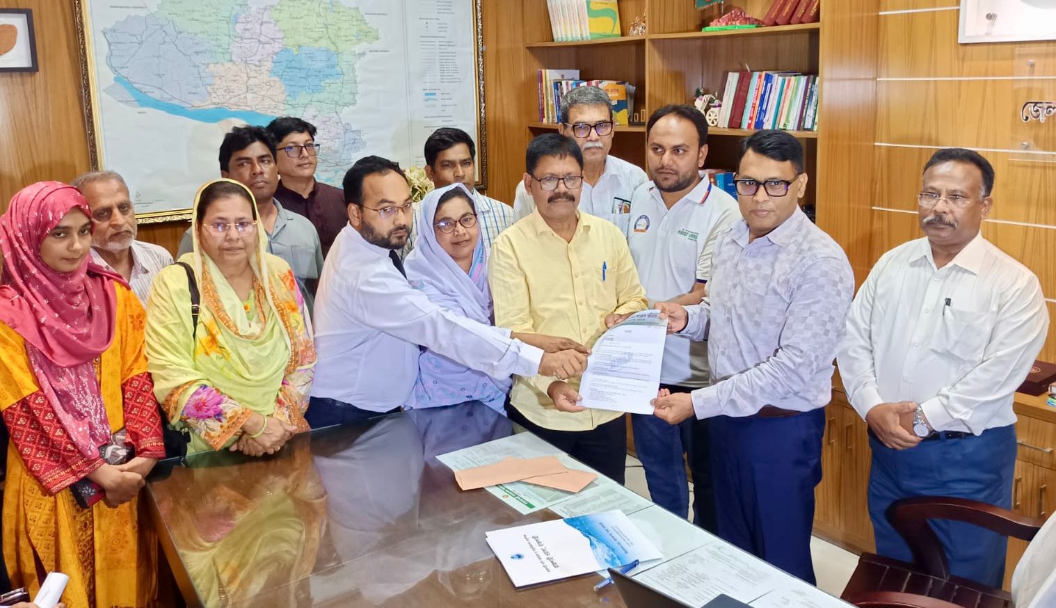 রাজশাহীতে চিকিৎসকদের অতিরিক্ত ফি নিয়ন্ত্রণসহ ৬ দফা বাস্তবায়নের দাবিতে স্মারকলিপি