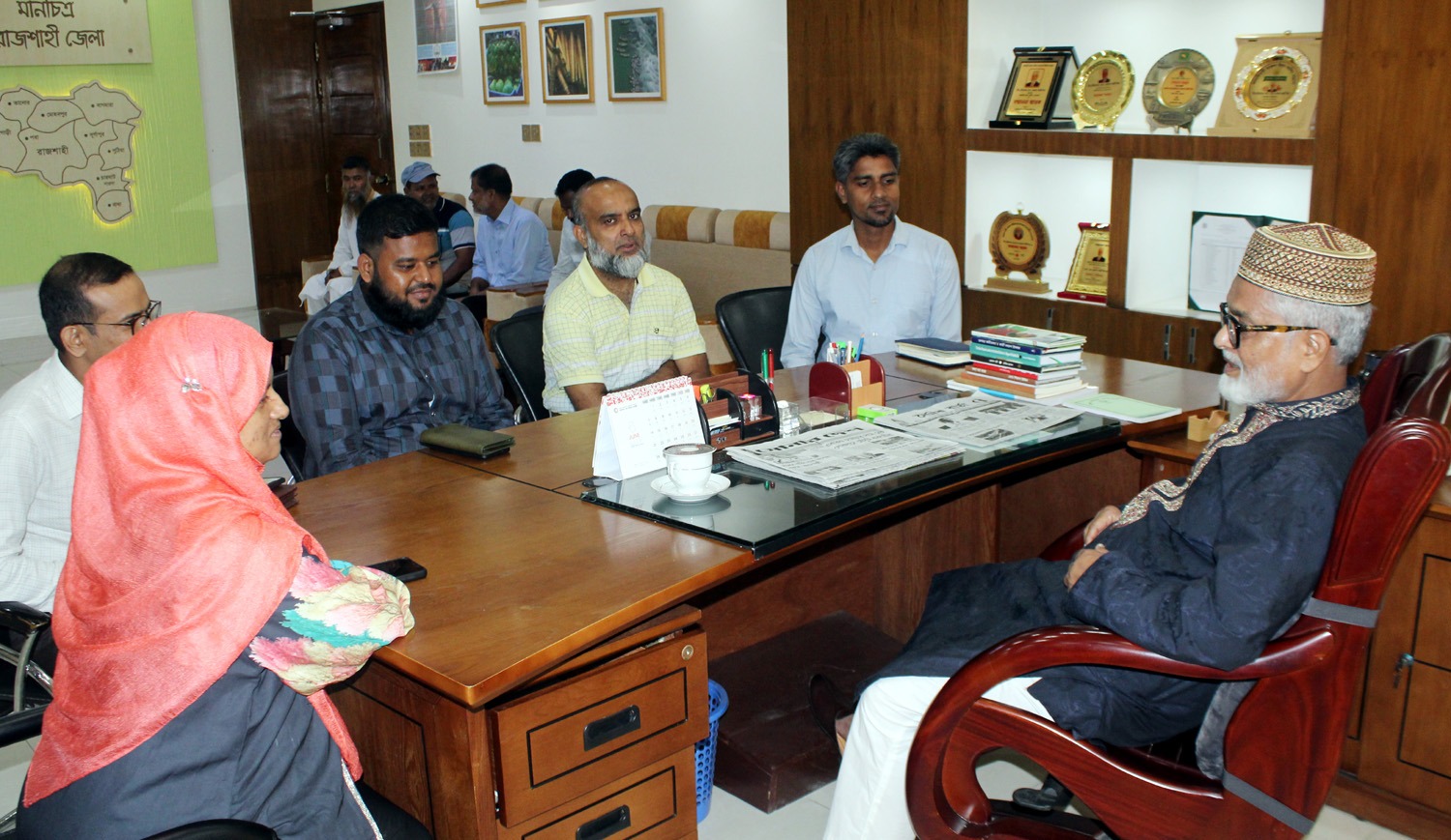 কর্মকর্তা-কর্মচারীদের সঙ্গে ঈদ শুভেচ্ছা বিনিময় করলেন রাজশাহী জেলা পরিষদ প্রশাসক