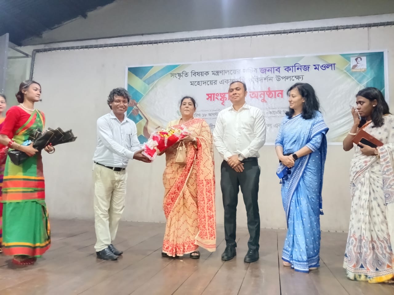 রাজশাহীতে সংস্কৃতি সচিবের আগমন উপলক্ষে ক্ষুদ্র নৃগোষ্ঠীর সাংস্কৃতিক অনুষ্ঠান