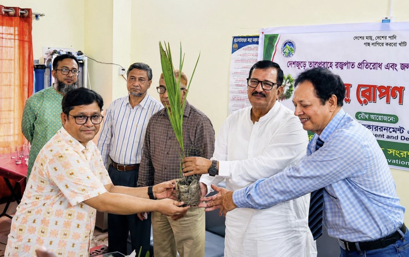 বজ্রপাত প্রতিরোধে রাজশাহীতে এক হাজার তালগাছের চারা রোপণ কর্মসূচির উদ্বোধন করলেন ভূমিমন্ত্রী মিজানুর রহমান মিনু