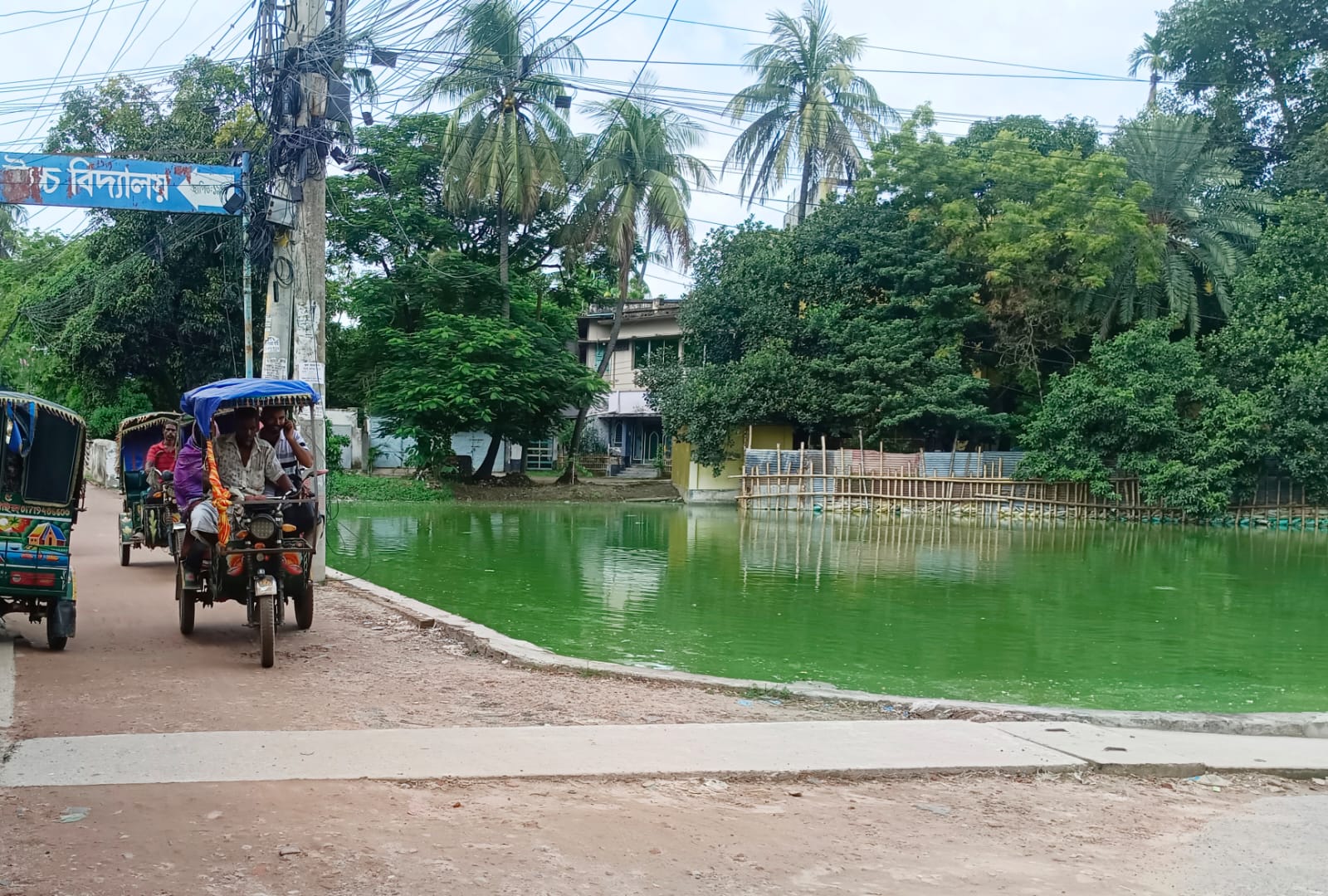 রাজশাহীর বর্ণালী-যাদুঘর সড়ক সংস্কারে দেড় বছরের ধীরগতি: চৌধুরী পুকুরপাড়ে সুরক্ষাদেয়ালের দাবি এলাকাবাসীর