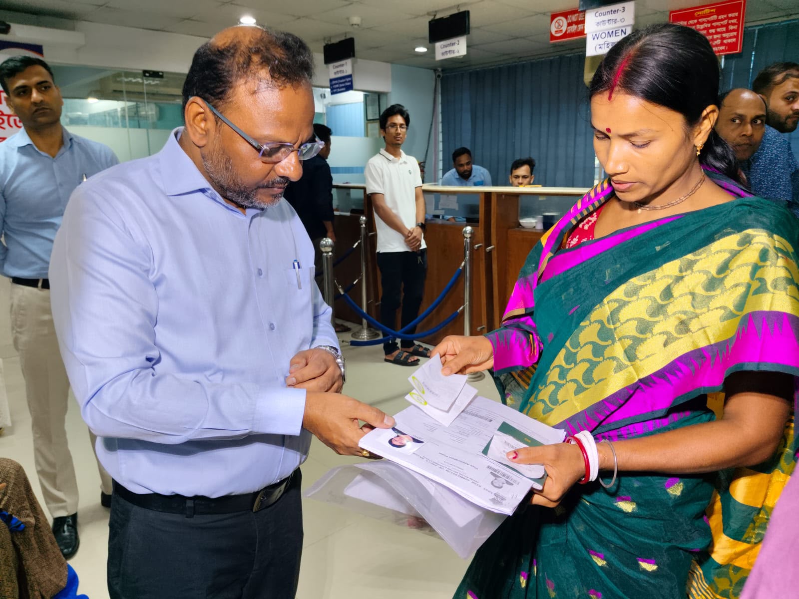 রাজশাহীতে ভারতীয় ভিসা আবেদনকারীদের দালাল থেকে সতর্ক থাকার পরামর্শ মনোজ কুমারের