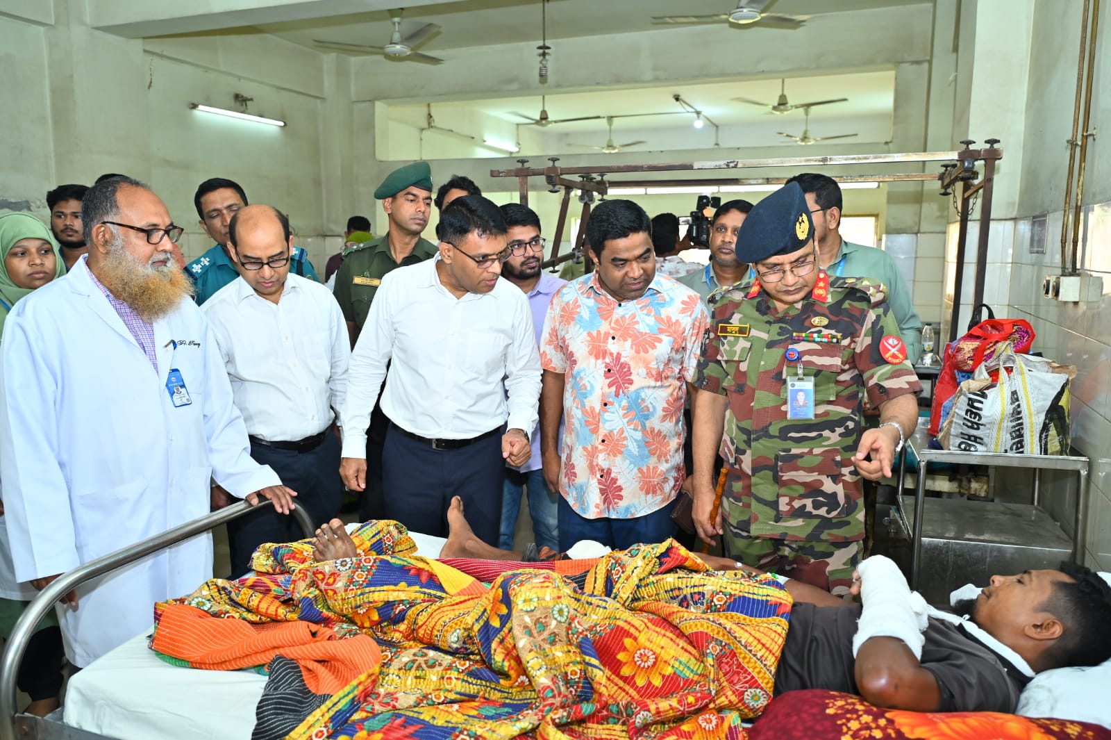 টাঙ্গাইলে মর্মান্তিক সড়ক দুর্ঘটনা: আহতদের খোঁজ নিতে রামেকে জেলা প্রশাসক